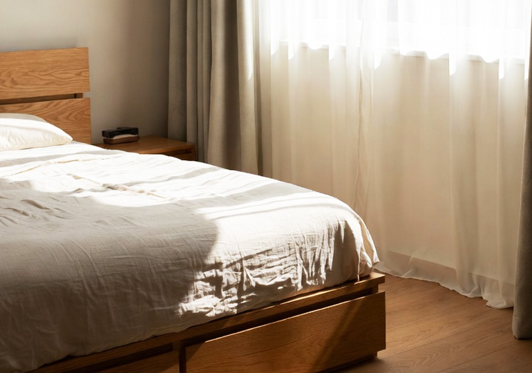 重厚感のある木製のベッドフレーム